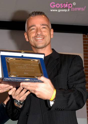 photo eros_ramazzotti_con_il__premio_videoclip_italiano_11f2.jpg