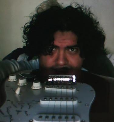 photo OMARGUITARRACARA2.jpg